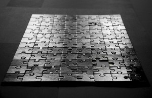 dobrze dobrane puzzle tworzące czarno-biały obrazek