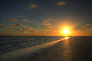 Słoneczne pożegnanie dnia na plaży.