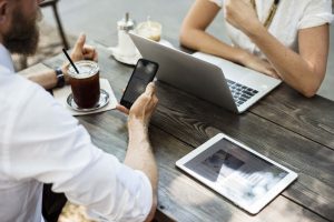 mężczyzna i kobieta pracujący na komputerze