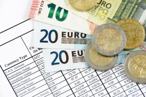 lista z informacją o bieżących kursach walut oraz rozłożone banknoty i monety z nominałem euro